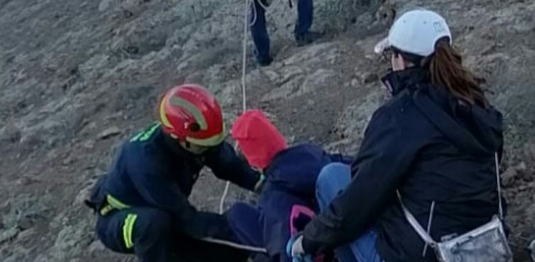 Rescatan a cuatro senderistas atrapados en la montaña de Tinaguache en Costa Teguise
