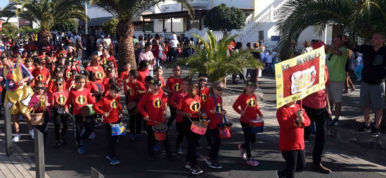 Los centros educativos de San Bartolomé salen a la calle para celebrar el Carnaval