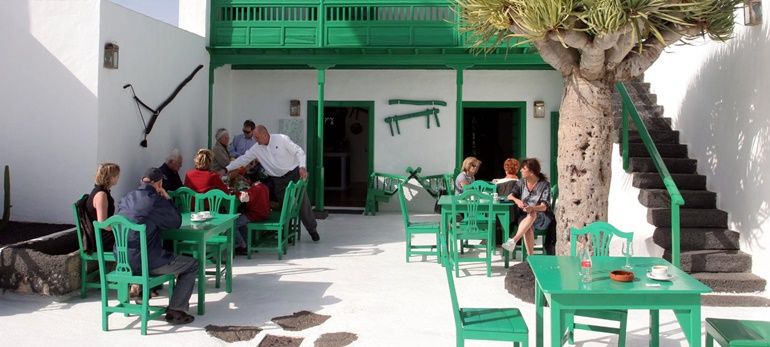 Turistas disfrutando de una terraza en Lanzarote