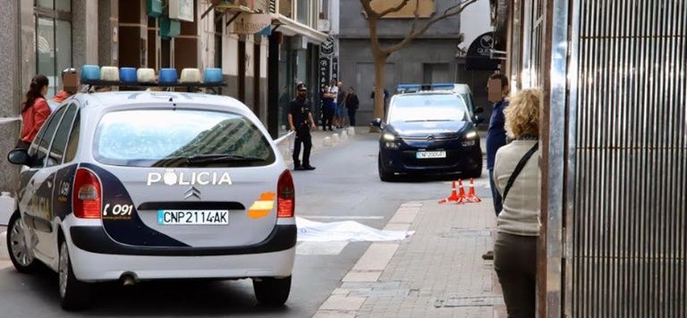 Fallece una mujer tras precipitarse a la calle desde un edificio de aparcamientos de Arrecife