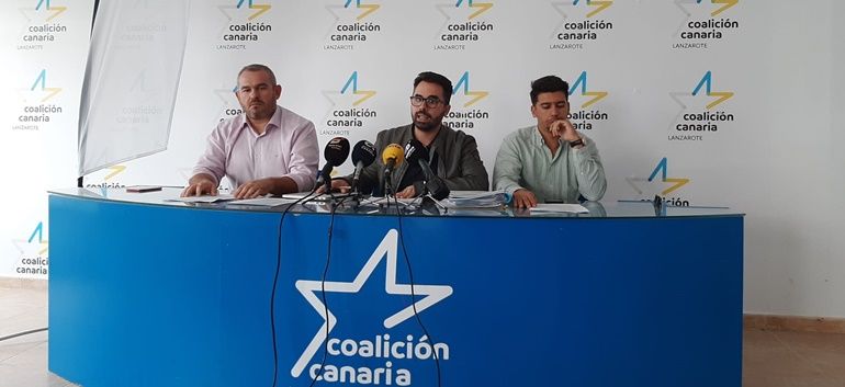 Los concejales de CC en Arrecife, Echedey Eugenio, Jacobo Lemes y David Toledo, en una rueda de prensa