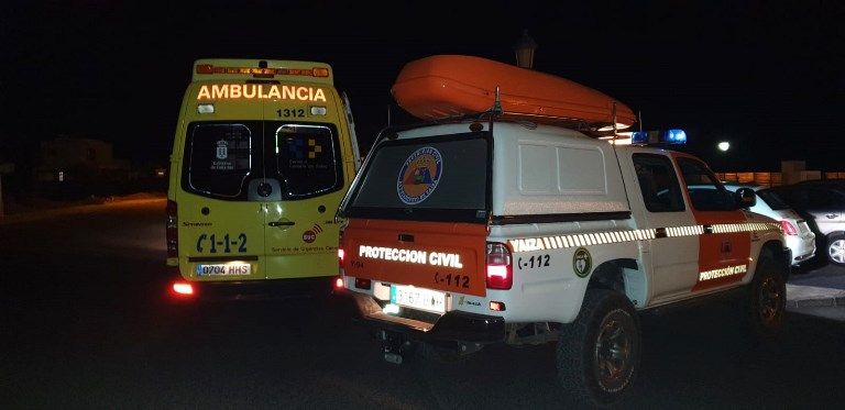 Protección Civil de Yaiza auxilia a un hombre lesionado cerca de Faro Pechiguera