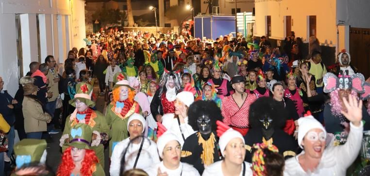Miles de carnavaleros disfrutan del desfile de carrozas de Haría
