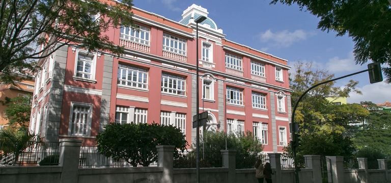 Suspenden una semana las clases en el colegio del profesor que dio positivo en Tenerife