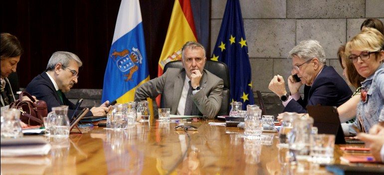 Canarias cierra los clubes de mayores y suspende todos los eventos que reúnan a más de mil personas