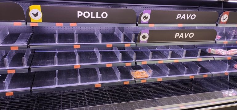 El coronavirus dispara las compras en los supermercados de Lanzarote: carros llenos, colas y algunas estanterías vacías