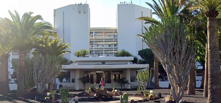 Entrada del hotel Meliá Salinas en Costa Teguise