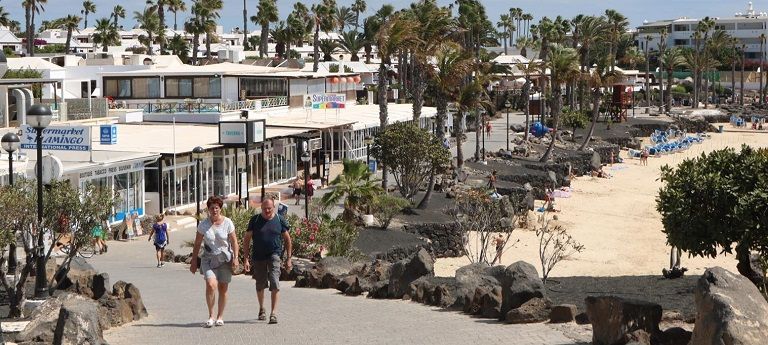 Turistas en Playa Blanca durante la crisis del coronavirus