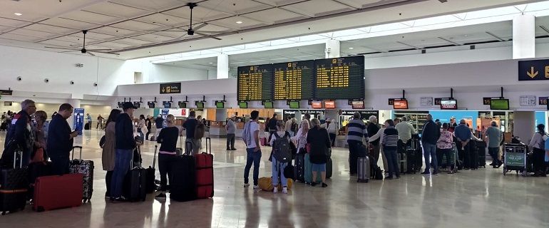 Canarias limita los vuelos a 17 conexiones diarias con la Península y Lanzarote solo tendrá dos