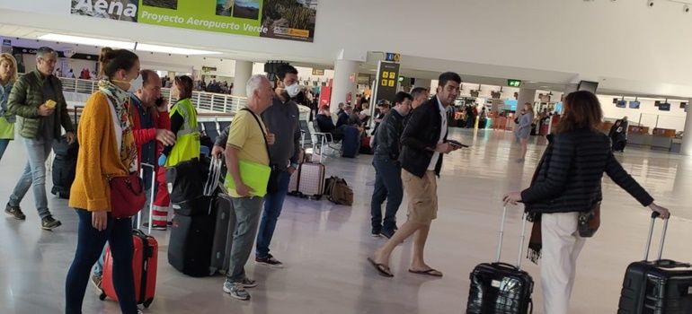El periplo de un matrimonio de Toledo para salir de Lanzarote: "Llevamos cuatro vuelos cancelados"
