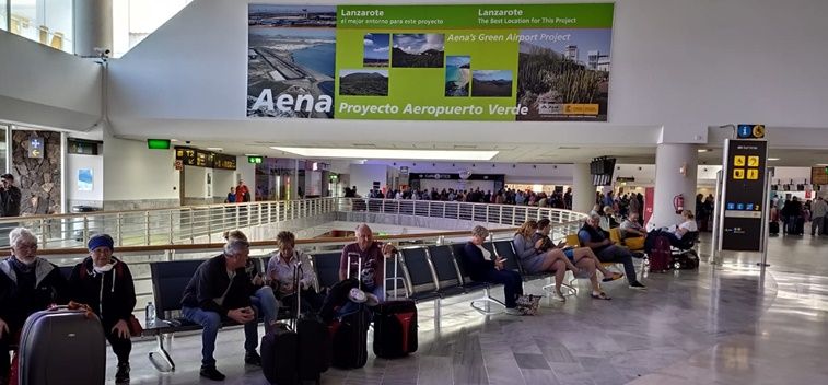 Lanzarote utilizará los hoteles de larga estancia para realojar a los turistas atrapados en la isla