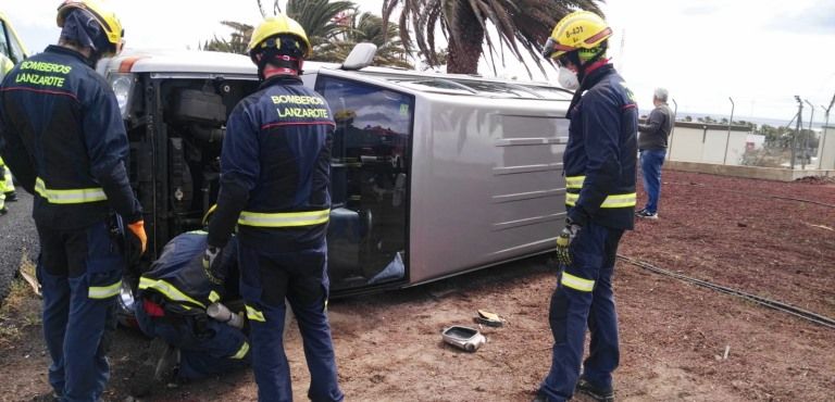 Vuelca un vehículo en la LZ-2, a la altura de Indelasa