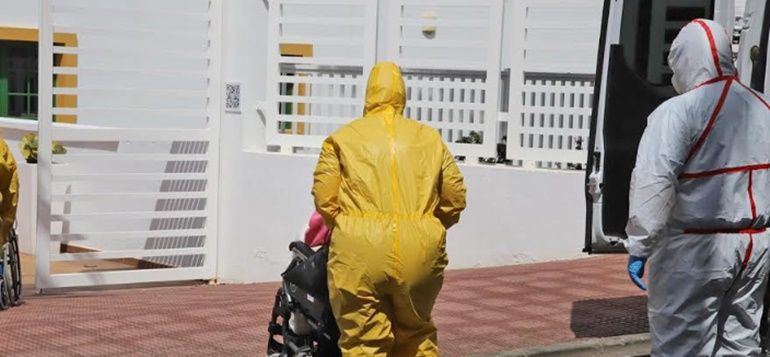 Traslado de un paciente mayor con Covid durante la crisis del coronavirus en Lanzarote