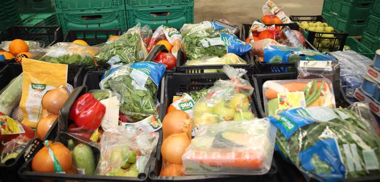 El Cabildo inicia el reparto de lotes de alimentos para compensar el cierre de comedores escolares