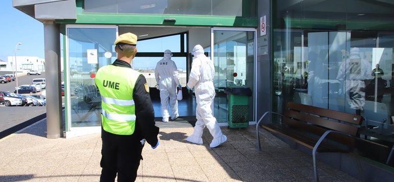 Un equipo de la UME, realizando tareas de desinfección durante la primera ola del coronavirus en Lanzarote