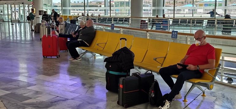 Viajeros en el aeropuerto de Lanzarote durante la crisis del coronavirus