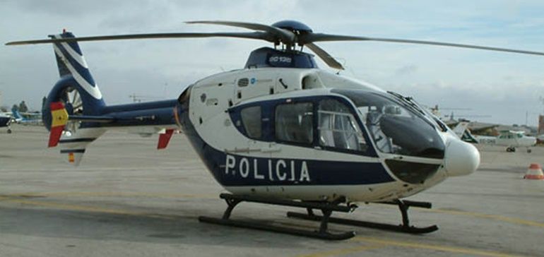 Un helicóptero de la Policía Nacional vigila que los lanzaroteños cumplen el estado de alarma
