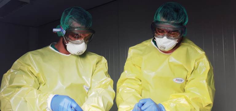 Canarias recibe 28 respiradores y 32.500 mascarillas procedentes del envío del Ministerio de Sanidad