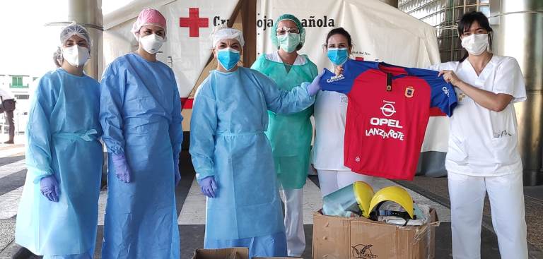 La UD Lanzarote entrega material sanitario al hospital José Molina Orosa