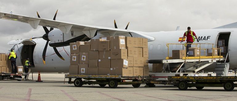 A new plane arrives with sanitary material acquired by the Government of the Canary Islands in China