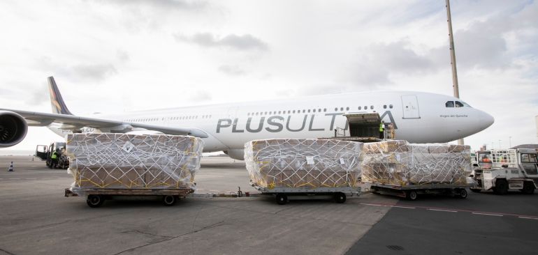 Aterriza el primer vuelo comercial directo de la historia China-Canarias con material sanitario