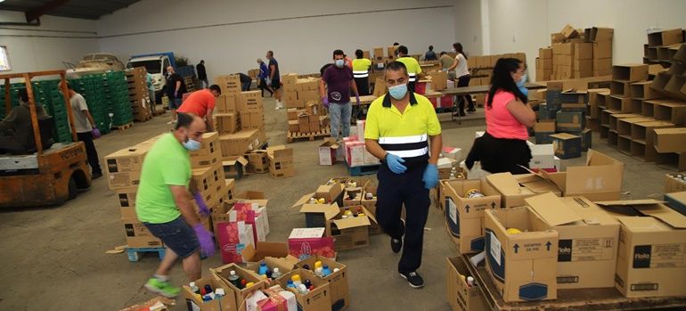 Cabildo y ayuntamientos reparten 516 lotes de alimentos para compensar el cierre de los comedores escolares
