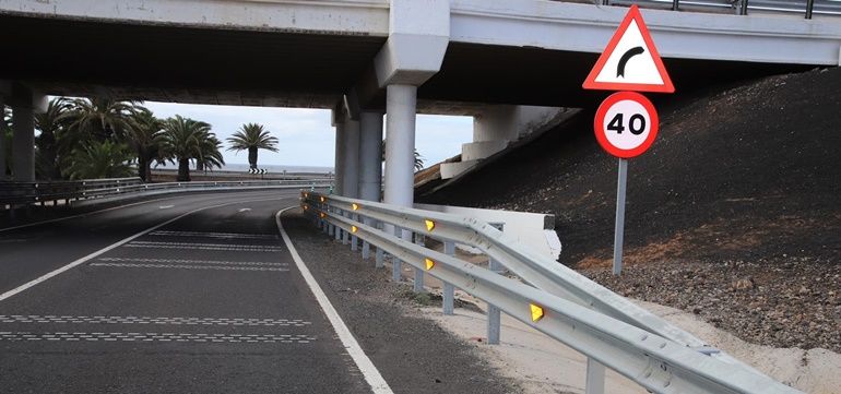 Concluye la instalación de barreras de seguridad en el enlace de la LZ-2 y la Circunvalación de Arrecife