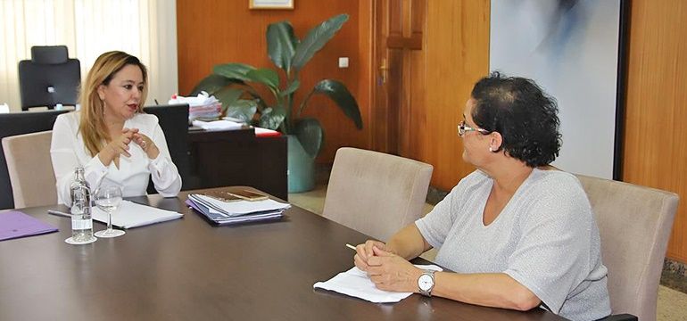 La presidenta del Cabildo explora con Intersindical Canaria medidas para dar respuesta a la pérdida de empleo