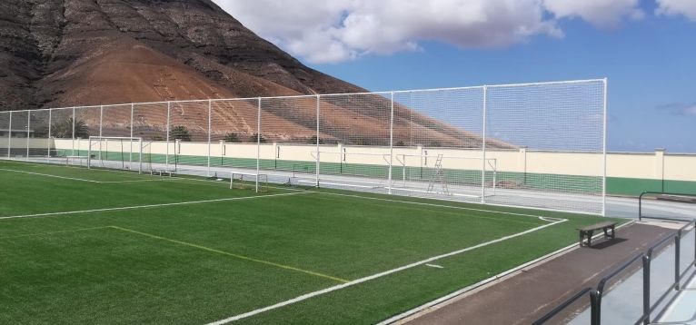 Yaiza renueva el vallado de los fondos del campo de fútbol municipal