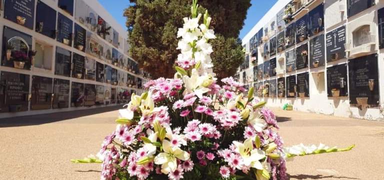 Arrecife deposita una ofrenda floral en el cementerio, en nombre de todas las familias 