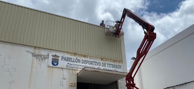 El Ayuntamiento de Arrecife remodela la cubierta del Pabellón Municipal de Titerroy