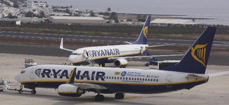 Ryanair readmite a los trabajadores que despidió en Lanzarote y los incluye ahora en el ERTE por fuerza mayor