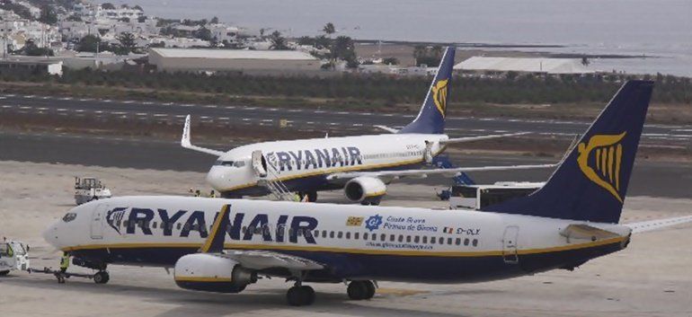 Aviones de Ryanair en la pista del aeropuerto de Lanzarote