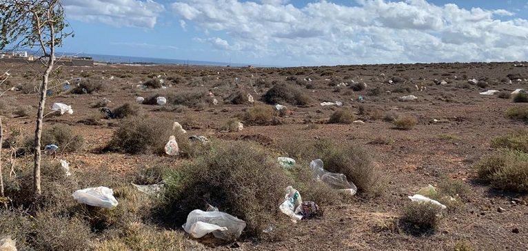 CC exige al Cabildo que retire "de inmediato" el "mar de plástico" que cubre los alrededores de Zonzamas