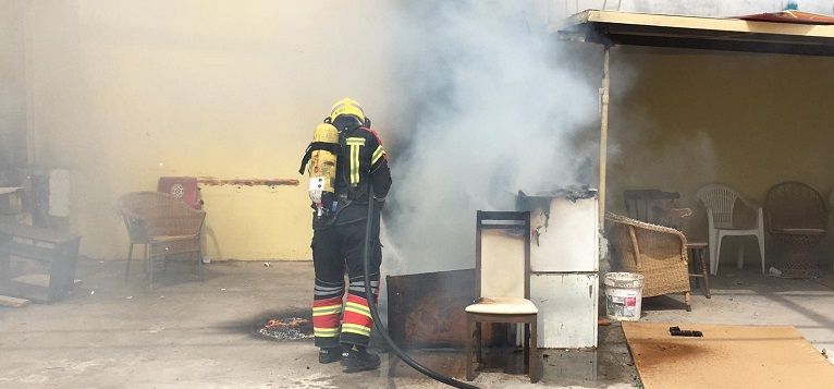 Los bomberos sofocan un incendio en una nave abandonada de Arrecife
