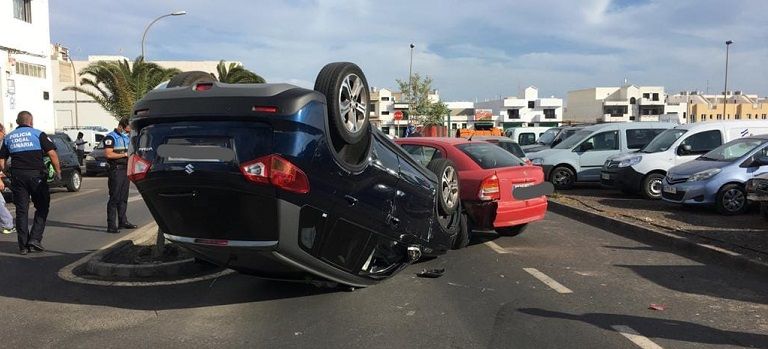Vuelca un vehículo tras colisionar con otro coche en Altavista