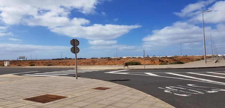 Gobierno de Canarias y Arrecife sellan un convenio para edificar 200 viviendas públicas en Maneje