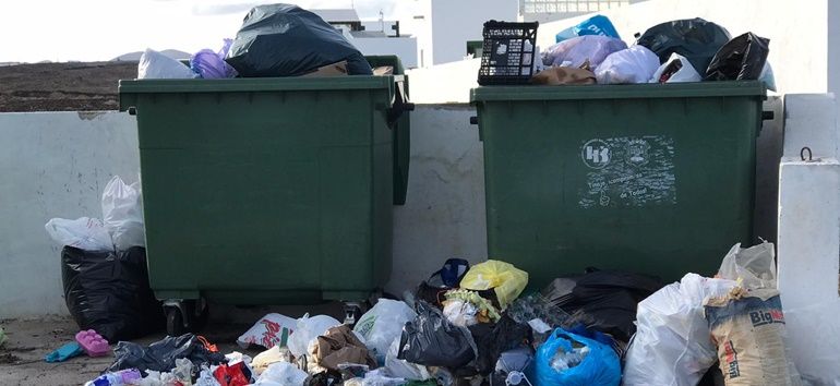 Contenedores desbordados de basura en el municipio de Tinajo