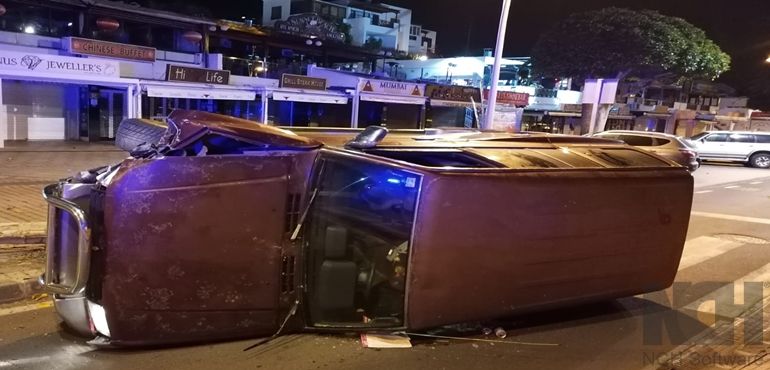 Vuelca un vehículo tras chocar contra un árbol en la Avenida de las Playas Puerto del Carmen