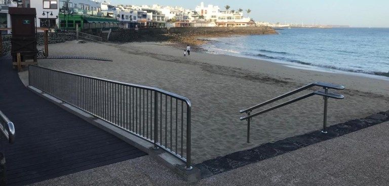 La playa de Playa Blanca, preparada para abrir al baño este lunes