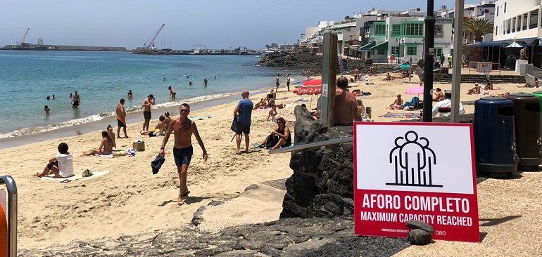 La playa del pueblo de Playa Blanca cuelga el cartel de "aforo completo"