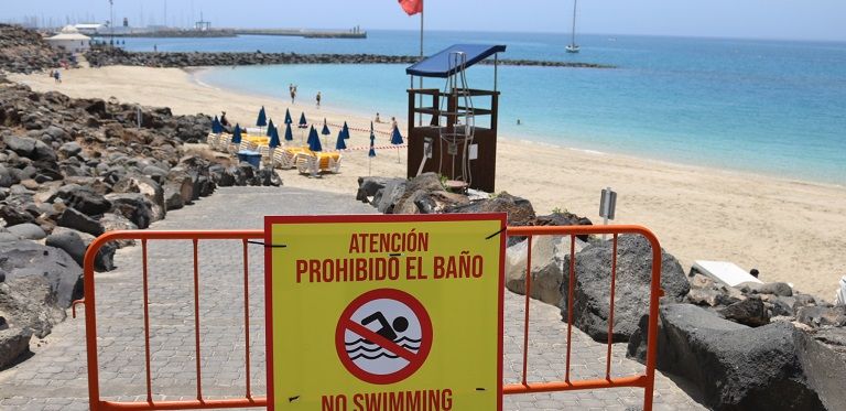 Los carteles de "prohibido el baño" desaparecerán el miércoles de Playa Dorada y Playa Flamingo