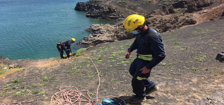 Los bomberos rescatan a un bañista accidentado en una zona rocosa junto al Castillo de San José
