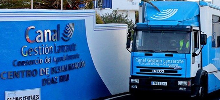Un camión de Canal Gestión Lanzarote llegando a las instalaciones de Punta de los Vientos