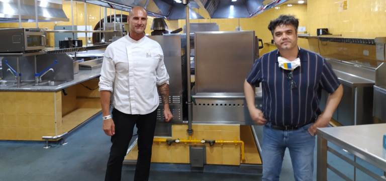 Armando Santana y el Chef Germán Blanco entregan a la ong Esperanza y Vida más de 300 menús