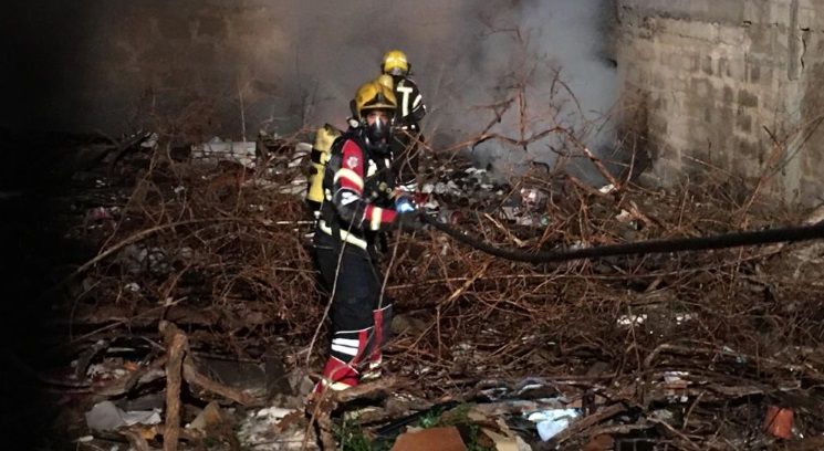 Los bomberos apagan el incendio de un solar en la calle Nuestra Señora de los Volcanes en Arrecife