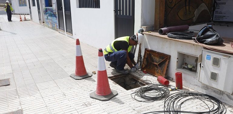 La instalación de fibra óptica se reanuda en Teguise para llegar a todo el municipio