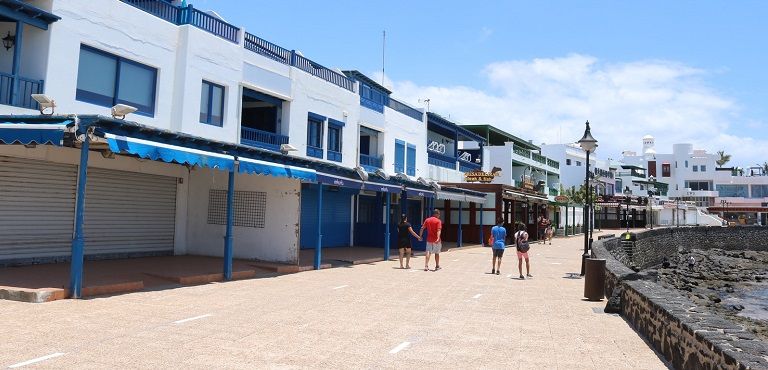 Negocios cerrados y playas llenas de lanzaroteños en las zonas turísticas de la isla