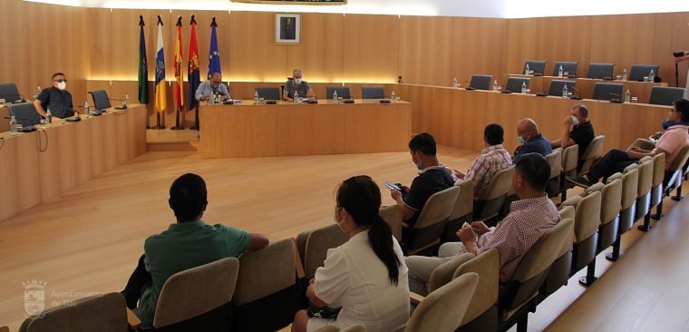 La comunidad extranjera se reúne en el Ayuntamiento de Tías para trasladar propuestas y peticiones frente a la crisis
