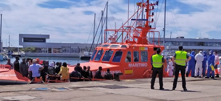 Rescatada a 20 millas de Arrecife una patera con 48 personas, entre ellas 14 mujeres y cinco niños